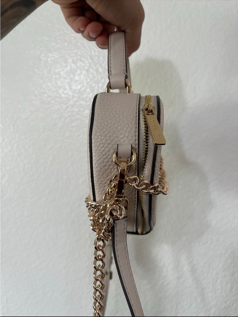Michael Kors Heart Crossbody Bag in Light Cream with Gold Chain - Picture 4 of 8